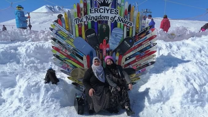 kaymaklili kadinlarin erciyes kayak merkezi keyfi kaymaklili kadinlarin erciyes kayak merkezi keyfi