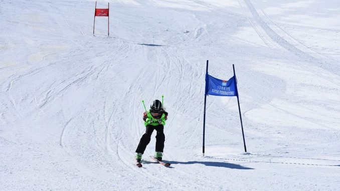 ispartada kayakci valilik kupasinda kiyasiya yaristi ispartada kayakci valilik kupasinda kiyasiya yaristi