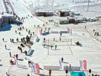 yedikuyular kayak merkezinde kar voleybolu turnuvasi duzenlendi