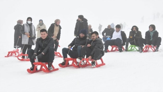 Öğrenciler Akdağ'da Kayak Keyfi Yaptı Öğrenciler Akdağ'da Kayak Keyfi Yaptı