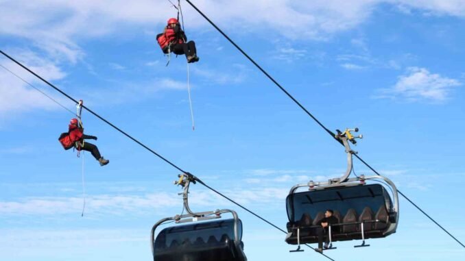 Teleferikte Mahsur Kalanlar JAK Timi Tarafından Kurtarıldı Teleferikte Mahsur Kalanlar JAK Timi Tarafından Kurtarıldı