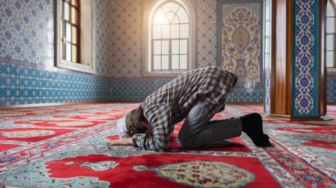 ramazan-bayrami-namazi-ve-kilinisi-mjfvFI56.jpg