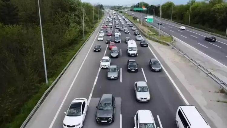 Düzce Geçişi: İstanbul Yönünde Trafik Durma Noktasına Geldi