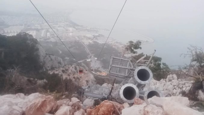ANTALYA'DA TELEFERİK KABİNİ DÜŞTÜ: 1 ÖLÜ, 2'Sİ ÇOCUK 7 YARALI HELİKOPTERLE KURTARMA ÇALIŞMALARI DEVAM EDİYOR