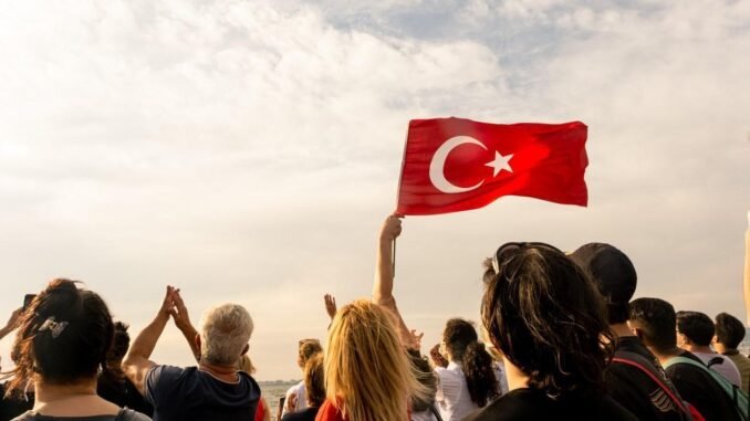 bayrak-asma-tuzugu-ve-bayrak-asilacak-gunler-zH2j2QyG.jpg