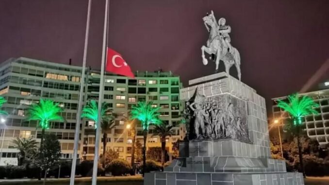 bayraklarin-yariya-indirilmesi-gelenek-ve-anlami-yA6dAZVS.jpg