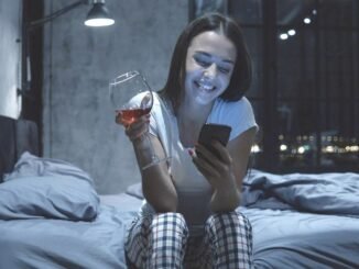 Akıllı Telefon Bağımlılığı Omurganızı Tehlikeye Atıyor - TeleferikHaber