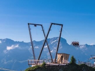 Dağların Ortasında 12 Metrelik Dev Salıncağın Dikildiği An - TeleferikHaber