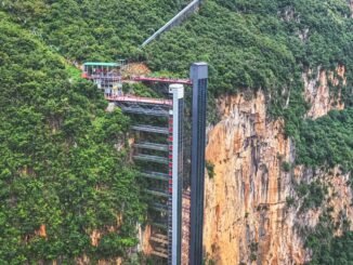 Yunnan Dağında Uçurum Asansörü Öğrencilerin Okul Yolunu 30 Dakikaya Düşürdü - TeleferikHaber